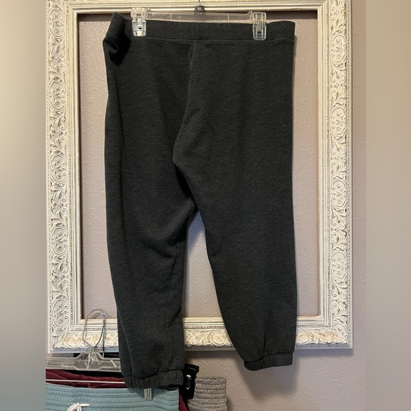 Victoria’s Secret Charcoal Gray Capri length Sweatpants with Star Detail - Picture 3 of 6